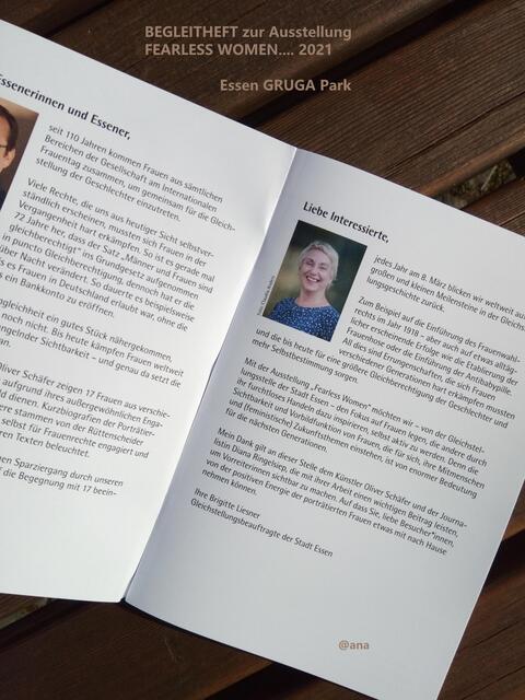 ...es gibt auch ein Begleitheft zur Ausstellung...wunderbar, mit Infos´zu jedem einzelnen Werk :-) 