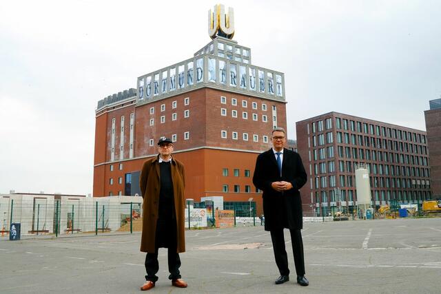 Mit Abstand vorm U-Turm gedenken Filmemacher Adolf Winkelmann und Oberbürgermeister Thomas Westphal der Corona-Toten.