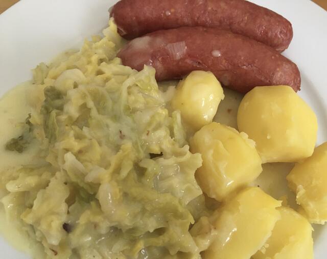 Rinderwürstchen mit Kartoffeln
und Wirsinggemüse in Sahnesoße