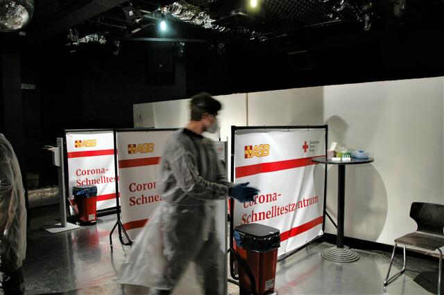 Vier Test-Kabinen sind in der Disko aufgebaut. | Foto: Nicole Martin