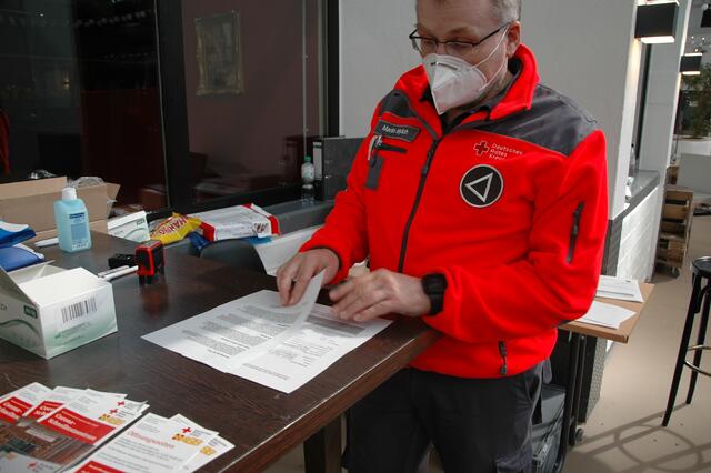 Stempel drauf, weiter geht's: Martin Wylich (DRK) kontrolliert meine Unterlagen.  | Foto: Nicole Martin