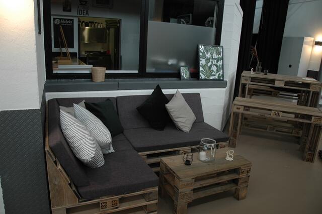 Gemütliche Sitzecken im modernen Look. Sitzgelegenheiten wie diese sind im Kulturgarten verteilt.  | Foto: Nicole Martin