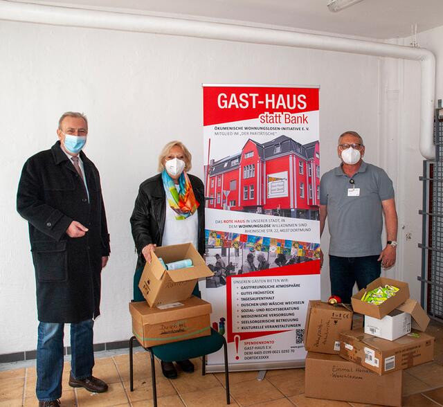 Eine kleine Auswahl der großzügigen Spende präsentieren v.l.n.r. Dirk Hartleif (Mitglied des Rates, CDU), Dagmar Schnecke-Bend (Goldschmiedin und Künstlerin), Olaf Berger (bodo e. V.).