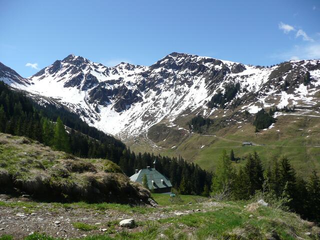 Bochumer Hütte im Frühsommer