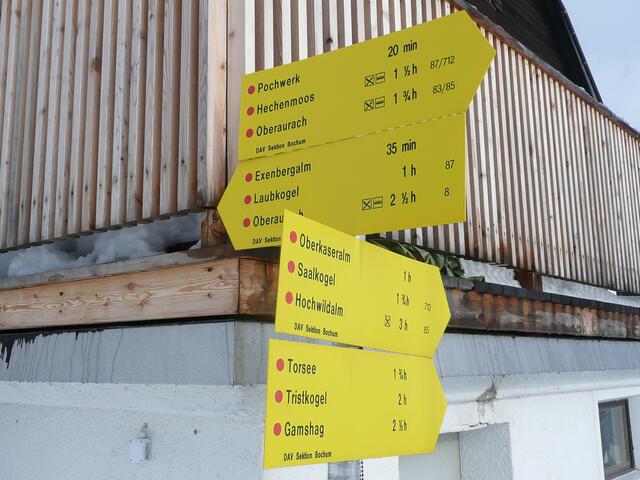 Wegweiser an der Hütte