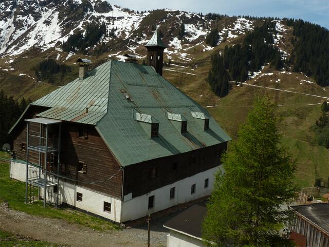 Bochumer Hütte im Frühsommer