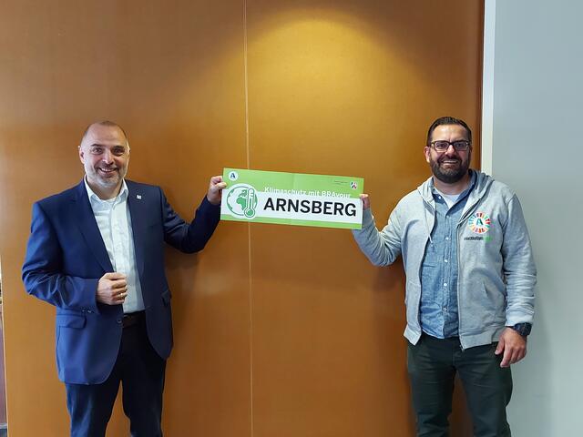 Bürgermeister Ralf Paul Bittner und Klimaschutzbeauftragter Sebastian Witte (Zukunfts- und Strategiebüro Nachhaltigkeit) freuen sich über den Start der Kampagne „Klimaschutz mit BRAvour“ in Arnsberg.