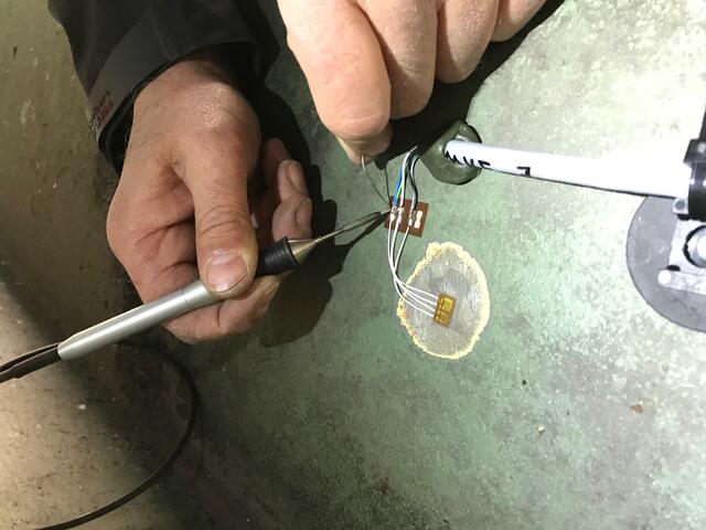 Etwa 80 Sensoren werden bis Mitte Mai unter der Brücke installiert – eine zeitaufwändige Arbeit.