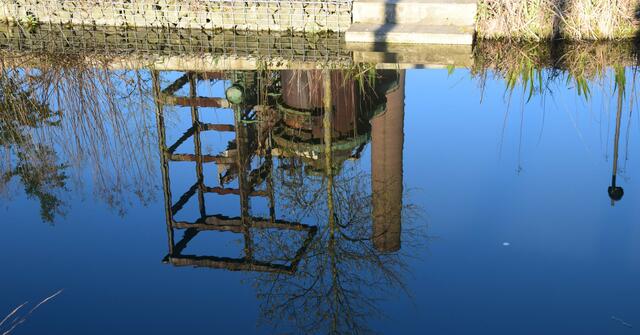 Der "Schrott" spiegelt sich im Wasser