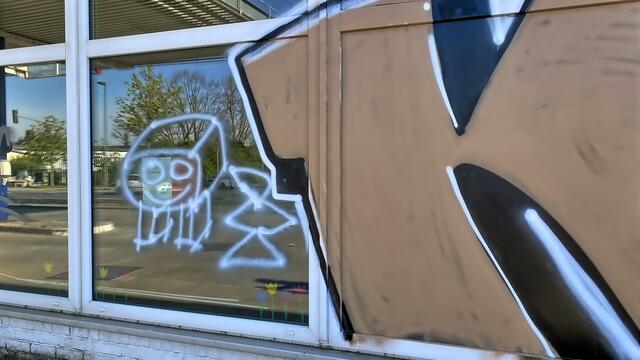 Kids haben das Gelände entdeckt und sich ihrerseits als Sprayer betätigt.
