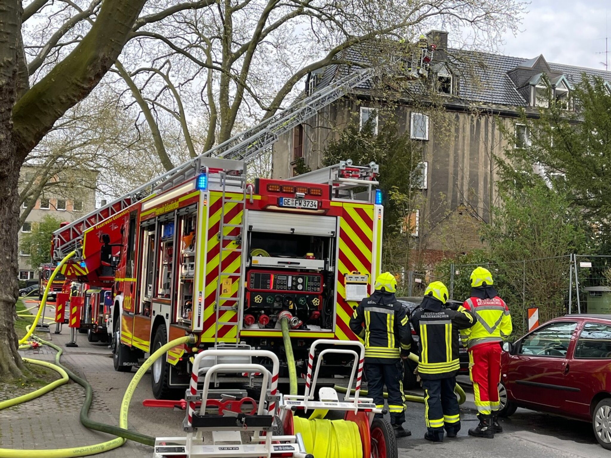 Feuerwehr Gelsenkirchen: Feuer in einem leerstehenden Gebäude in Gelsenkirchen-Ückendorf ...