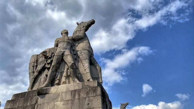Am Eingang Niederrheinstraße begrüßen die beiden monumentalen "Rossebändiger" (Entwurf: Edwin Scharff), zwei Skulpturen aus der NS-Zeit, die Besucher.