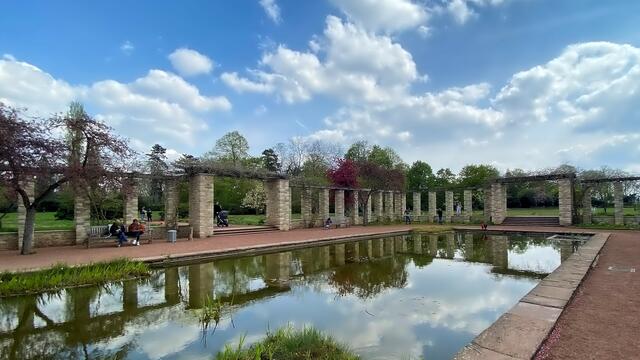 Der streng gestaltete Wassergarten von 1937.