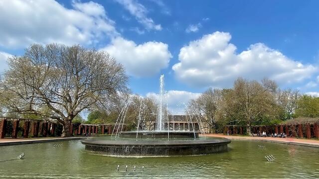 Der große Springbrunnen am Fontänenplatz