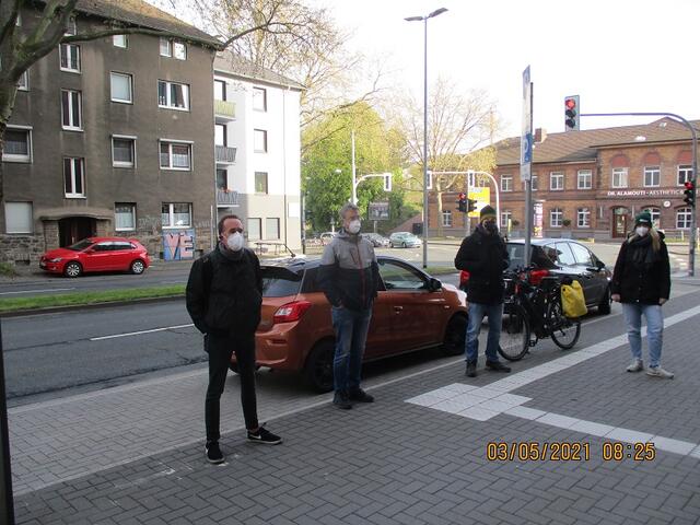 Kollegen stärkten dem Kläger gegen Opel-Warehousing den Rücken (ganz links im Foto der Anwalt des Klägers)