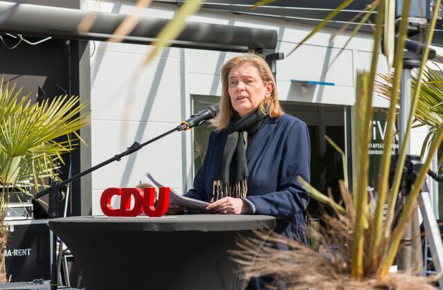 Sabine Weiss bei einer Rede in Dinslaken.