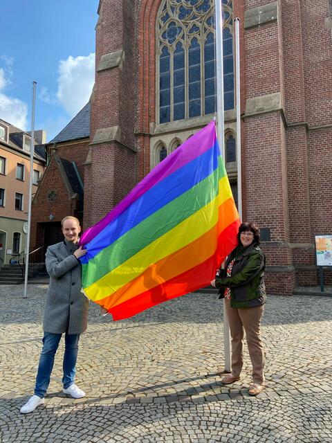 Am Vormittag des 1. Mai hissten Christiane Günthör und Benedikt Gottlieb die beiden Regenbogenfahnen vor der Propsteikirche St. Lamberti in Gladbeck-Mitte. Aber nur wenige Stunden später wurden die Fahnen - wahrscheinlich während der Nachtstunden - von unbekannten Tätern entwendet. Bei der Tat wurden auch noch die Fahnenmasten beschädigt, müssen nun repariert werden.  | Foto: Privat