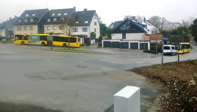 Einmoderner Endpunkt für mehrere Buslinien müsste anders aussehen. Hier in heisingen unweit des baldeneysees sollten die Menschen eigentlich gelockt werden, den Bus zu nehmen. der teure grünfrssende Ausbau für viele neue Parkplätze neben der Ruhrbahnendstelle würde stattdessen die PKW Nutzung weiter attraktiv machen. Die grüne Position in der BV 8: Das kann kein Weg sein, um künftig 25 % ÖPNV-Nutzung, den sogenannten Modal-Splitt umweltgerecht zu verbessern.