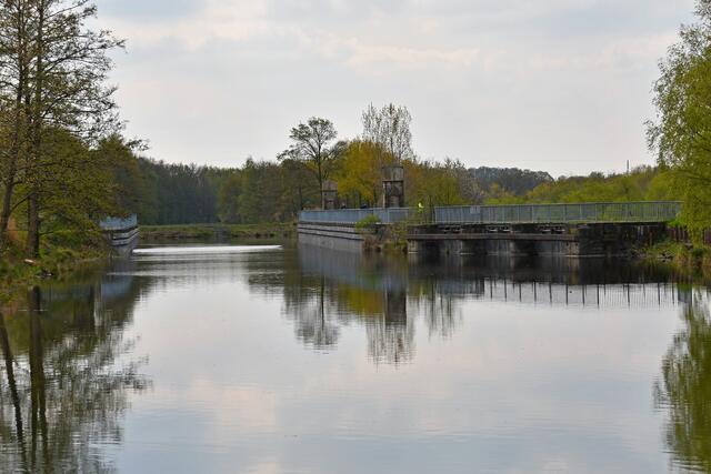Die Kanalbrücke Alte Fahrt kommt in Sicht. Hier überquert die Alte Fahrt die Lippe.
