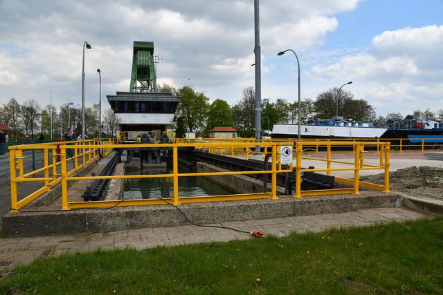 Die kleine Schleuse Datteln besitzt unterwasserseitig ein Schiebetor, das zur Seite bewegt wird.
