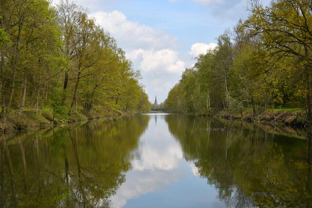 Die Alte Fahrt wird durch kleine Dämme in einzelne Abschnitte unterteilt. Von den Dämmen hat man einen guten Blick zurück. Im Bildmittelpunkt die Kirche St. Vitus.
