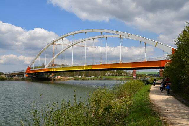 Eine noch im Bau befindliche Brücke über den Dortmund-Ems-Kanal am Dattelner Meer.