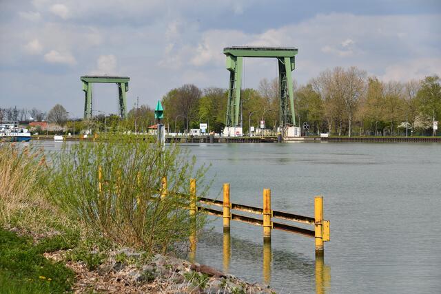 Die Große Schleuse Datteln, hier werden die Schleusentore nach oben gezogen.