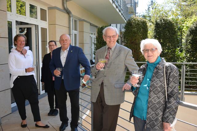 Auf dem Foto (v.l.n.r.): Tanja Schmitz und Corinna Brombach von der Seniorenresidenz am Stadtpark, stellvertretender Bürgermeister Norbert Schreier mit Geburtstagskind Eberhard Paehlike und Lebensgefährtin Rosemarie Schlebusch.