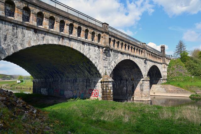 Die Kanalbrücke Alte Fahrt von unten aus gesehen.