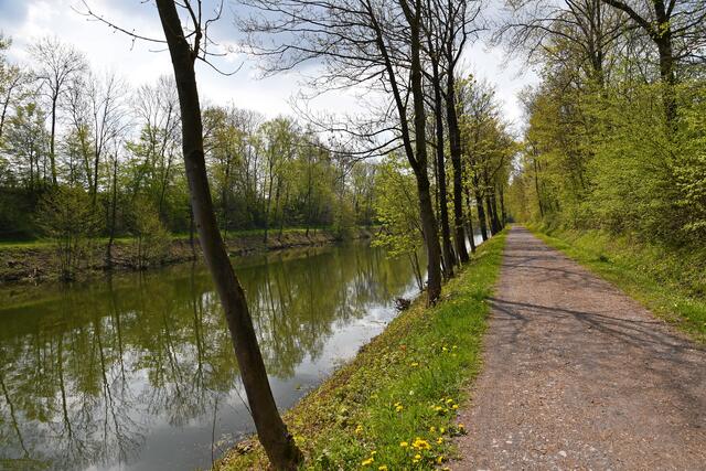 Die Alte Fahrt ist ein stillgelegter Abschnitt des Dortmund-Ems-Kanals und wird von einem Fuß- und Radweg begleitet.
