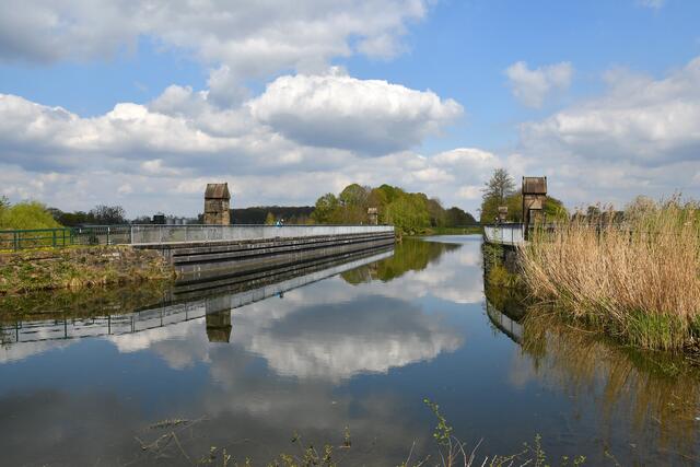 Die Kanalbrücke Alte Fahrt von der anderen Seite aus gesehen.