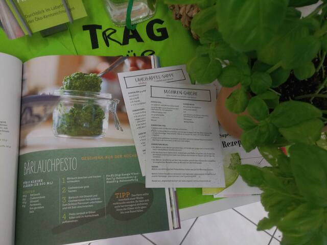 "Klimaschutz schmeckt!" Rezepte und Informationen, sowie kleine Pocket-Saisonkalender bekommt man bei der örtlichen Verbraucherzentrale.