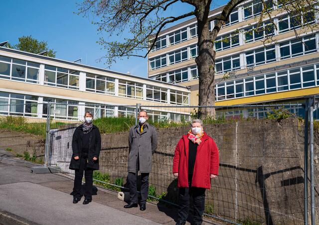 Projektleitern Stephanie Schröder (l.), Stadtbaurat Thorsten Grote und KIM-Leiterin Claudia Zawada vor dem künftigen Ausweichquartier der Stadtverwaltung.
