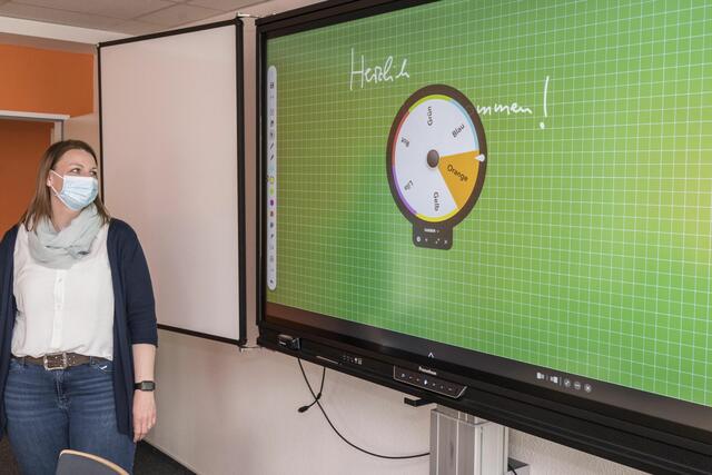 Stefanie Lachmann, Dozentin für Digitalisierung, führt das „Activepanel“ im digitalen Klassenzimmer vor.
Foto: Stadt Duisburg