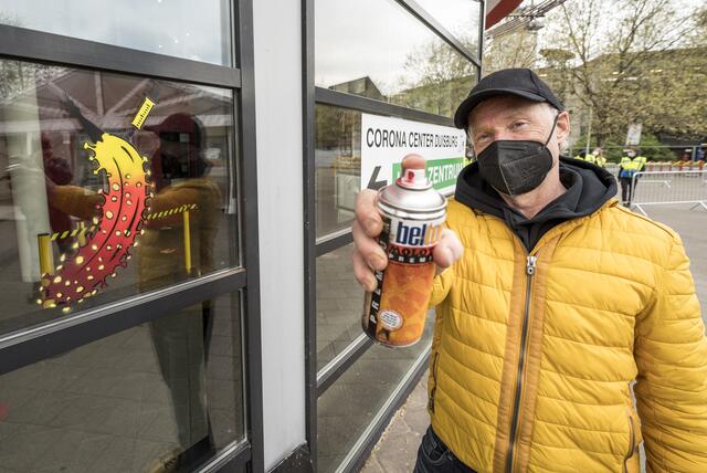 Das Foto zeigt den Künstler Thomas Baumgärtel mit der „Impfbanane“ vor dem Impfzentrum/Theater am Marientor.
Foto: Stadt Duisburg