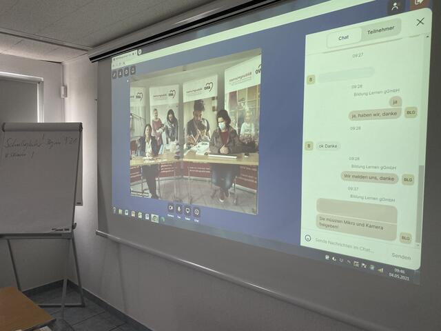 Per Videochat berieten Saliha Dreisewerd (Fachbereichsleiterin Sprache und Integration) sowie Silke Rönnberg-Grohs (Fachbereichsleiterin Berufliche Weiterbildung) die Teilnehmer der Digitalen Weiterbildungsmesse Ruhr, die sich für die Angebote der Bildung+Lernen interessierten.