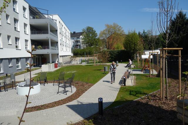 Seniorenzentrum Frohnhausen, 1. Trakt, mit Parkanlage, Bepflanzung außen und innen von Deutschlands bekanntestem Markt-Blumenhändler/-kenner "Jürgen" Dobiasch.