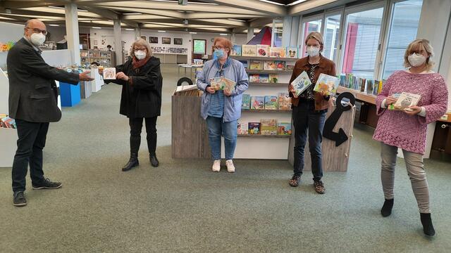 Das Bild zeigt (v.l.) Wolfgang Kohnen, 2. Vorsitzender des Fördervereins der Stadtbibliothek, Margitta Renner-Gellermann, Präsidentin Sabine Podlaha und Hildegard Overfeld vom Lions-Club Dorsten-Lippe sowie Birgitt Hülsken, die Leiterin der Stadtbibliothek bei der Übergabe eines „Willkommen-Buches“, das Eltern von Neugeborenen künftig in der Bibliothek erhalten können.