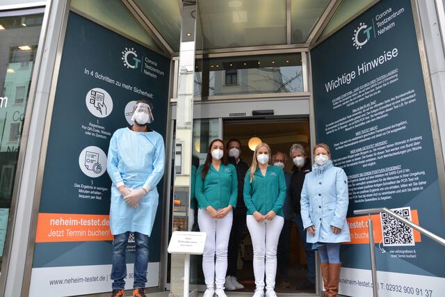 Ein neues Corona-Testzentrum hat jetzt in der Neheimer Fußgängerzone eröffnet. Zu Beginn sind rund 600 Tests täglich möglich, bei Bedarf auch deutlich mehr. Am Mittwoch (5. Mai) informierten Organisatoren und Beteiligte beim Termin vor Ort.