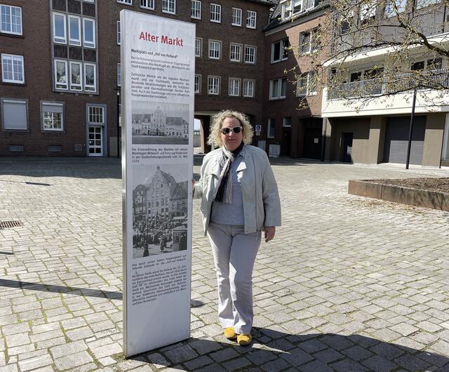 Hier am Alten Markt in Emmerich möchte Erika Raulf gerne eine Bücher-Telefonzelle aufstellen.