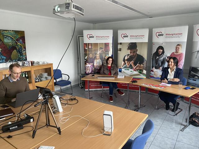 Der Konferenzraum der "Bildung+Lernen" in Kamen wurde am Dienstag (4. Mai) als virtueller Messestand genutzt. Lukas Döring, Silke Rönnberg-Grohs und Saliha Dreisewerd von der Bildung+Lernen gGmbH (von links) berieten die Teilnehmer der 2. Digitalen Weiterbildungsmesse Ruhr per Videochat.