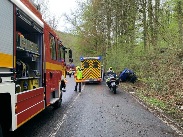 Glücklicherweise hatte der Fahrer mehrere Schutzengel. Während sein Fiesta von dem Unfall auf der Ruhrstraße einen Totalschaden davontrug, wurde der Gelsenkirchener wohl nur leicht verletzt. | Foto: Polizei