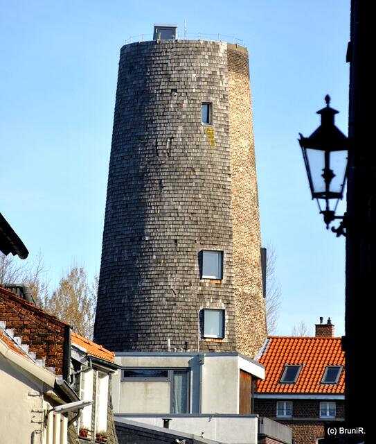 Blick auf den Mühlenturm durch die Gasse am Mühlenturm
