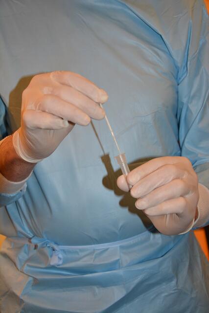Die Antigen-Schnelltests werden von medizinischem Fachpersonal durchgeführt. Das Ergebnis erhalten die Getesteten innerhalb weniger Minuten per Mail oder Anruf.