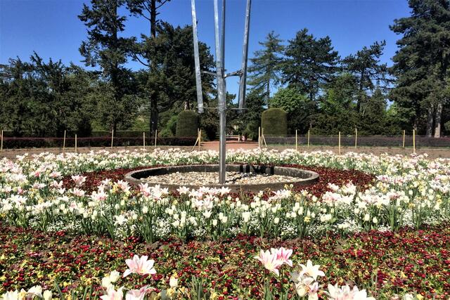 Großer Blumenring mit Skulptur von George Rickey.