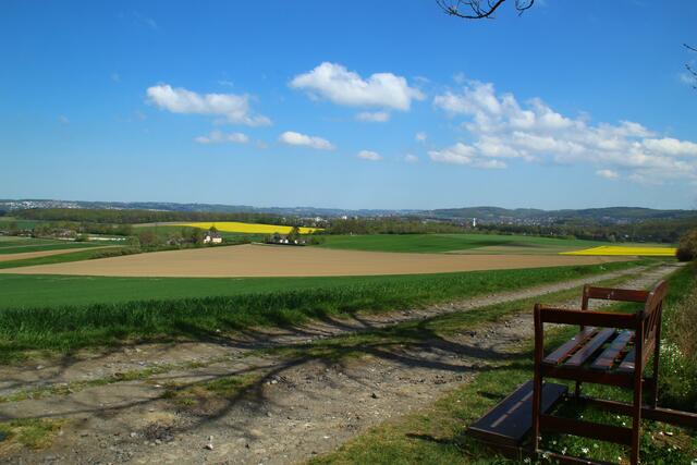 Der Ausblick von Richi´s Bank reicht bis zum Haarstrang und nach Schwerte.