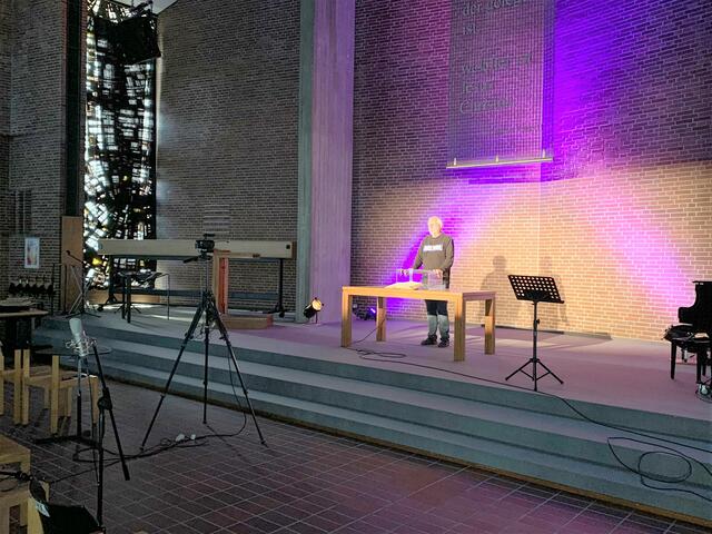 Das Foto zeigt Hans-Bernd Preuß in der evangelischen Kirche in Obermeiderich.