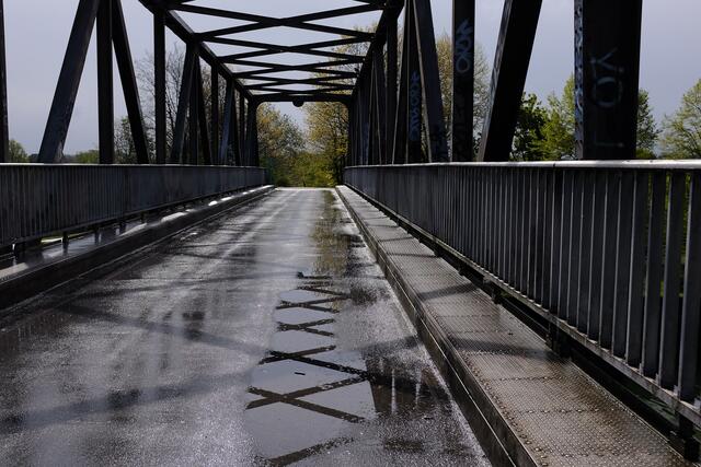 Kanalbrücke nach dem Regen am Morgen