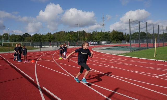 Laufeinheit bei bestem Wetter auf der Laufbahn. | Foto: Axel Spitzer