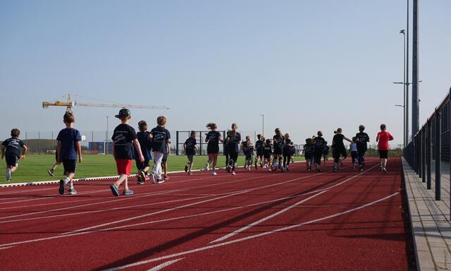 Leichtathletikeinheit auf der Leichtathletikanlage am EMKA Sportzentrum während eines Feriencamps. | Foto: Axel Spitzer